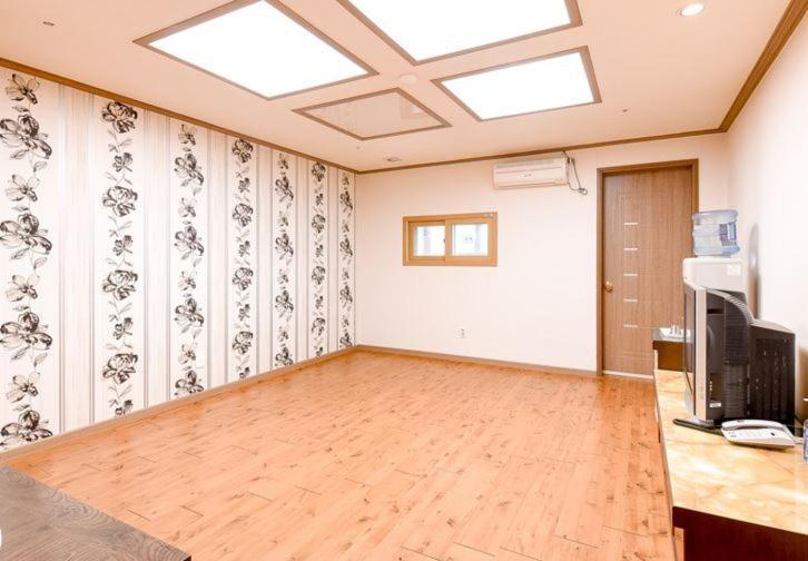 Hongcheon Resortel Экстерьер фото